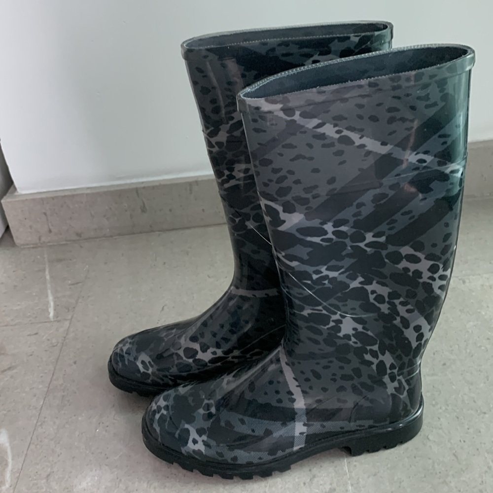 Burberry Women’s Rain Boots - Picture 5 of 10